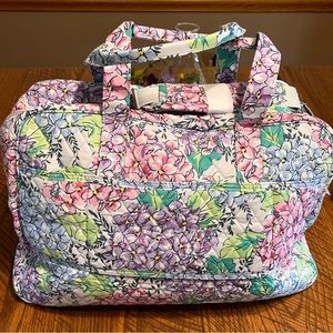 NWT Vera Bradley Medium Traveler Bag Happy Hydrangea 🌸😬☀️